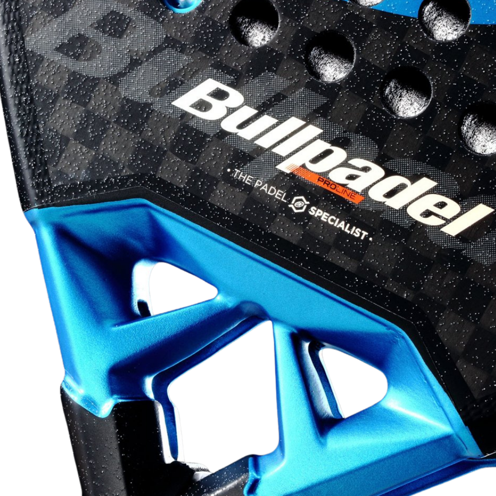 Bullpadel Vertex 05 HYB carbon surface detail padel racket